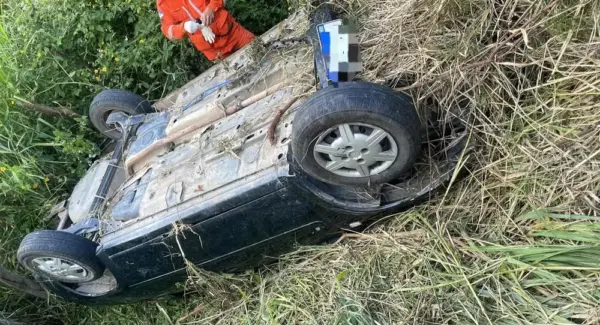 Criança de 4 anos é resgatada após passar dois dias ao lado dos pais mortos em acidente