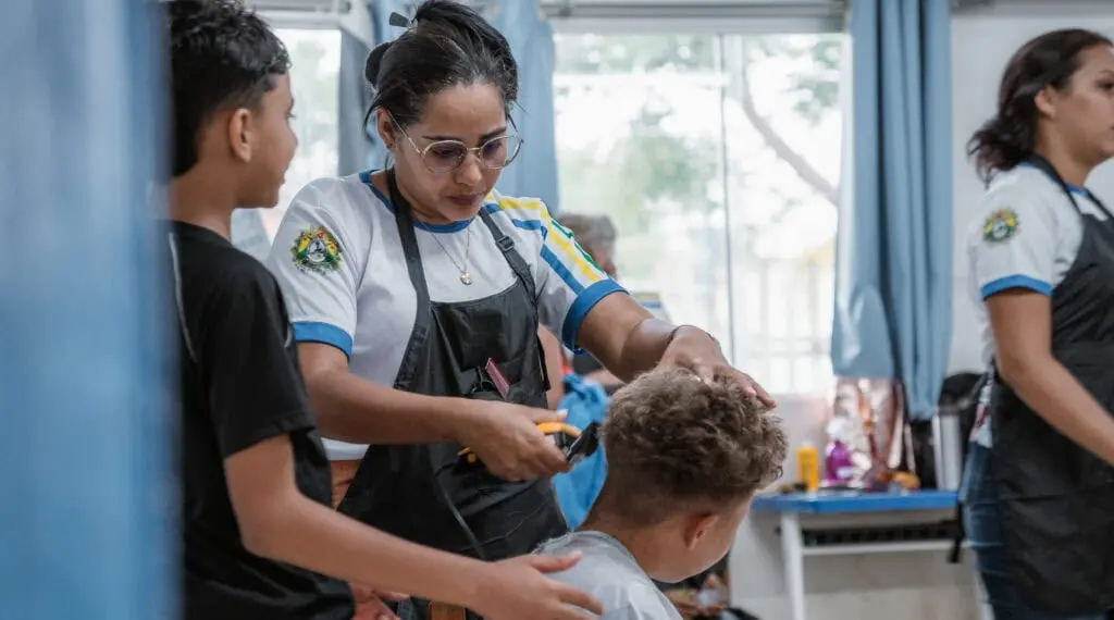 Governo promove ação social com cortes de cabelo para comunidade, em Rio Branco
