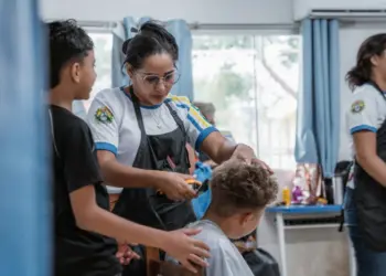 Governo promove ação social com cortes de cabelo para comunidade, em Rio Branco