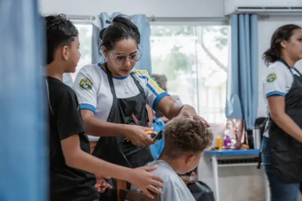 Governo promove ação social com cortes de cabelo para comunidade, em Rio Branco