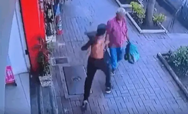 Vídeo mostra idoso sendo agredido com soco no rosto por jovem em SP