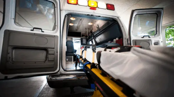 Plano de saúde e hospital são condenados por cobrarem transporte de paciente com câncer em ambulância