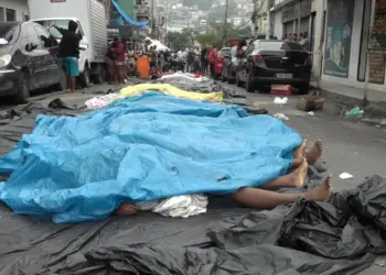 Comunidade do Rio amanhece com fila de corpos em praça após megaoperação 2 saldo final incluiu 60 suspeitos de crimes e 4 policiais mortos (dois policiais civis e dois policiais militares do Bope) • CNN