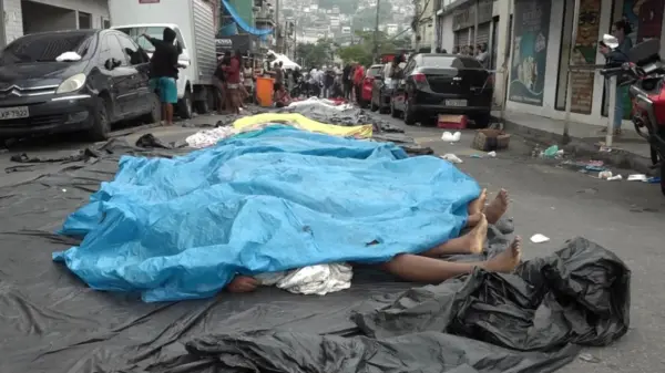 Comunidade do Rio amanhece com fila de corpos em praça após megaoperação