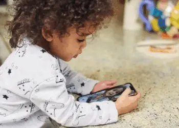 Maioria das crianças tem acesso a smartphones antes do recomendado por especialistas  • Sally Anscombe/GettyImages