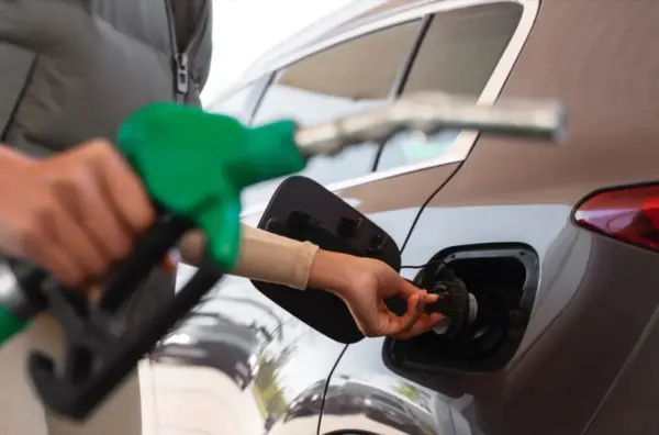 Redução no preço da gasolina a distribuidoras passa a valer hoje; entenda