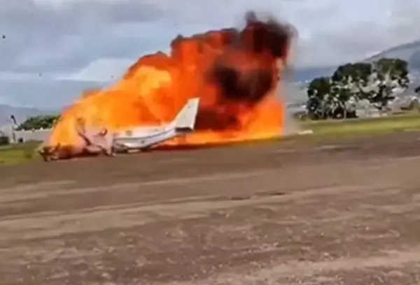 Avião pequeno tenta decolar, capota e explode em solo na Venezuela 1 Avião pequeno tenta decolar, capota e explode em solo na Venezuela