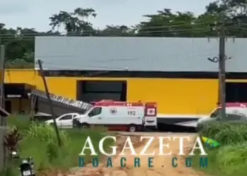 Trabalhadores ficam feridos após desabamento de cobertura em galpão em Cruzeiro do Sul