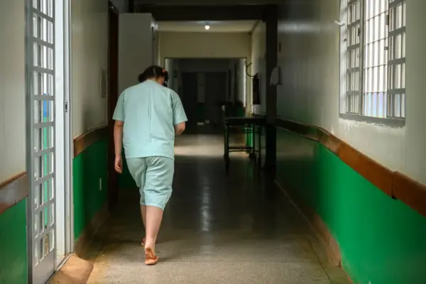 Hospital onde mora autista abandonada se prepara para dar adeus à menina