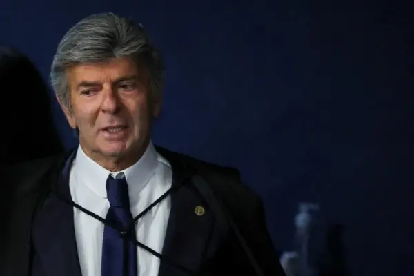 Fux pede para fazer revisão em voto de julgamento que condenou Bolsonaro