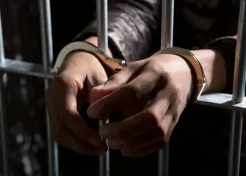 Policial que teve relações sexuais com 5 presos em cela é afastado no Amazonas