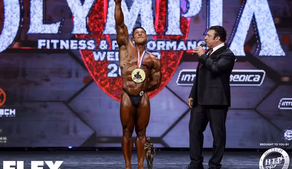 Ramon Dino conquista o título do Mr. Olympia 2025 na Classic Phisique — Foto: Divulgação/Instagram Mr. Olympia