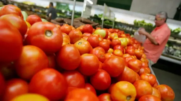 Tomate e frango puxam queda de 3% no custo da cesta básica em Rio Branco