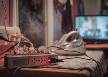 Ferro e TV ligados na mesma extensão podem gerar curto circuito e incendiar sua casa