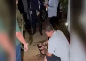Amigos realizam último pedido de falecido e fazem churrasco em velório