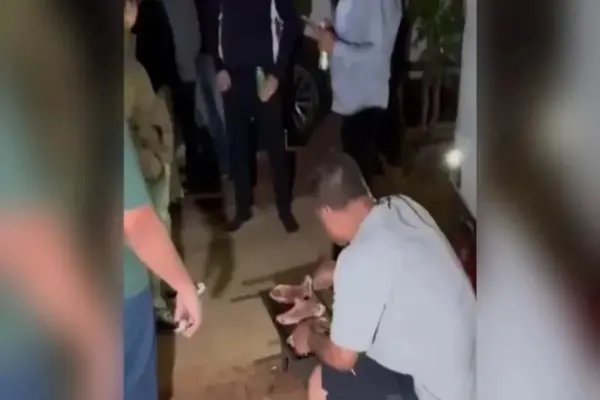 Amigos realizam último pedido de falecido e fazem churrasco em velório