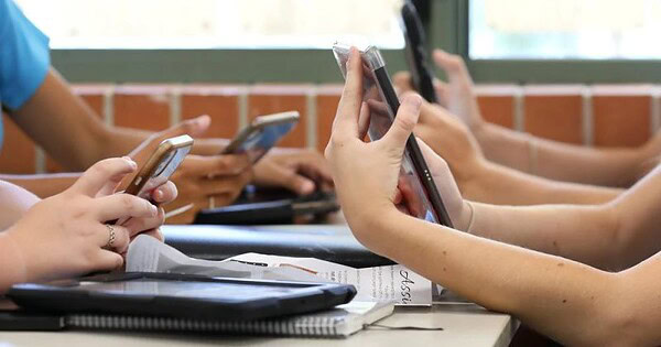 Acre veta uso de celulares por estudantes durante aulas, recreios e intervalos; regra vale para escolas públicas e privadas