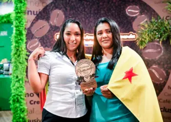 Produtora acreana é destaque nacional entre os melhores cafés produzidos por mulheres 1 Nathalia (à direita) foi finalista do concurso. Foto: Ingrid Kelly/Secom