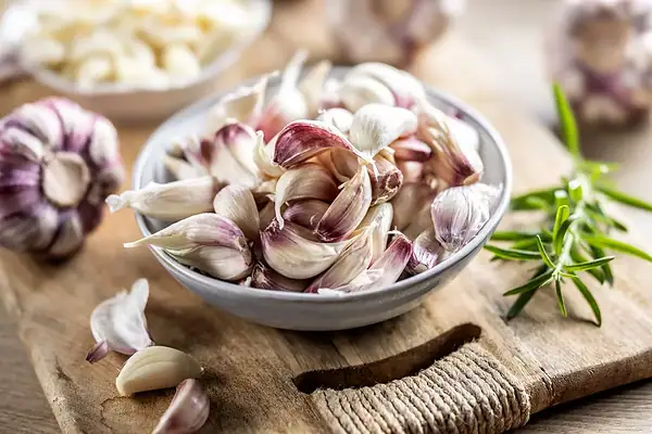 Alho mostra potencial como alternativa natural em enxaguantes bucais