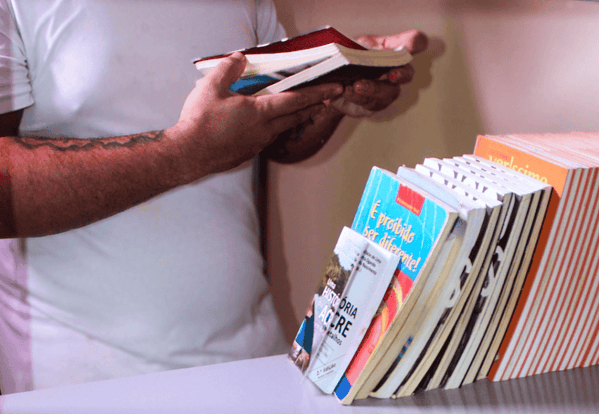 Acre abre inscrições para voluntários que avaliam resenhas do projeto que reduz pena pela leitura