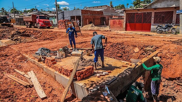 Galerias de drenagem acabarão com alagamentos na Baixada da Sobral, diz prefeitura
