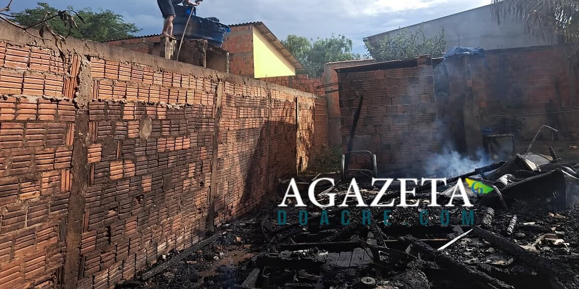 Casa é destruída por incêndio após prisão de homem por agressão a esposa em Rio Branco