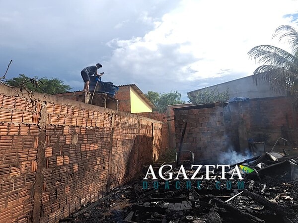 Casa é destruída por incêndio após prisão de homem por agressão a esposa em Rio Branco