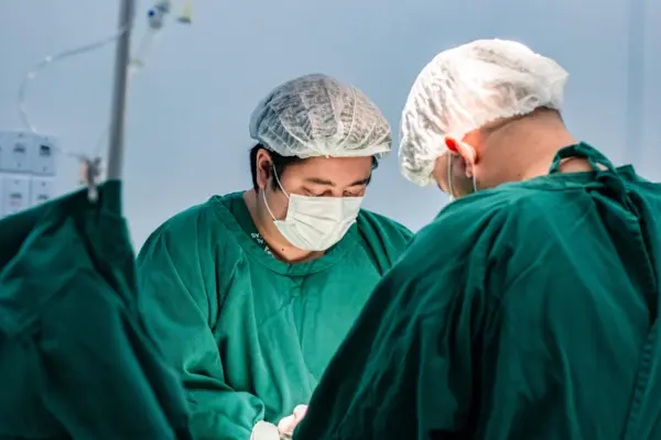 Acre realiza primeiro implante de prótese testicular no estado em paciente de 19 anos