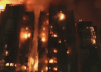 Incêndio em conjunto de arranha-céus deixa quase 300 pessoas desaparecidas em Hong Kong; número de mortos ultrapassa 40 — Foto: Reprodução/TV Globo