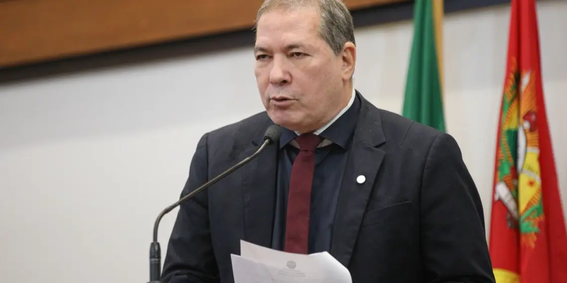 Programa Passe Livre: PL prevê transporte gratuito para jovens atletas de futebol no Acre 1 Deputado Chico Viga é autor do PL - Foto: Sérgio Vale