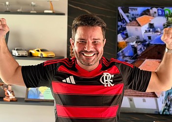 Gladson entra no clima da final, veste camisa do Flamengo e dá seu placar: '3x2'
