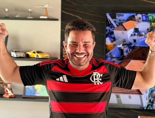 Gladson entra no clima da final, veste camisa do Flamengo e dá seu placar: '3x2'