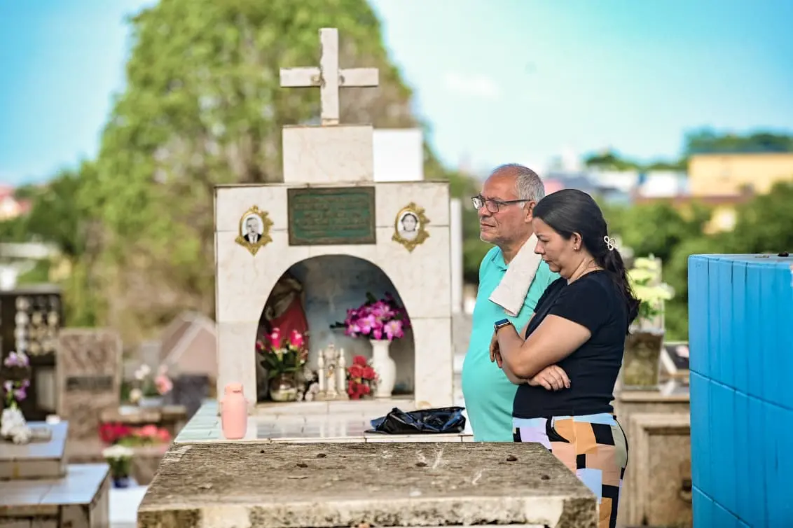 Fiéis participam de missa e prestam homenagens no Cemitério São João Batista no Dia de Finados 3 Fiéis participam de missa e prestam homenagens no Cemitério São João Batista no Dia de Finados