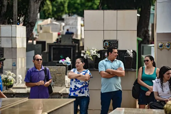 FOTOS: Famílias lotam cemitérios de Rio Branco no Dia de Finados 1 FOTOS: Famílias lotam cemitérios de Rio Branco no Dia de Finados