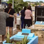 FOTOS: Famílias lotam cemitérios de Rio Branco no Dia de Finados