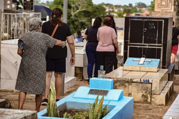 FOTOS: Famílias lotam cemitérios de Rio Branco no Dia de Finados 4 FOTOS: Famílias lotam cemitérios de Rio Branco no Dia de Finados