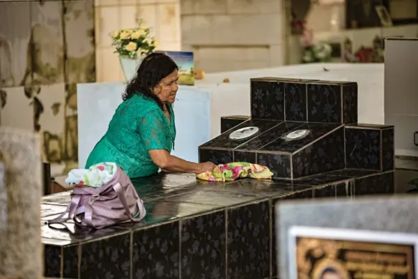 FOTOS: Famílias lotam cemitérios de Rio Branco no Dia de Finados 5 FOTOS: Famílias lotam cemitérios de Rio Branco no Dia de Finados