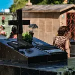 FOTOS: Famílias lotam cemitérios de Rio Branco no Dia de Finados