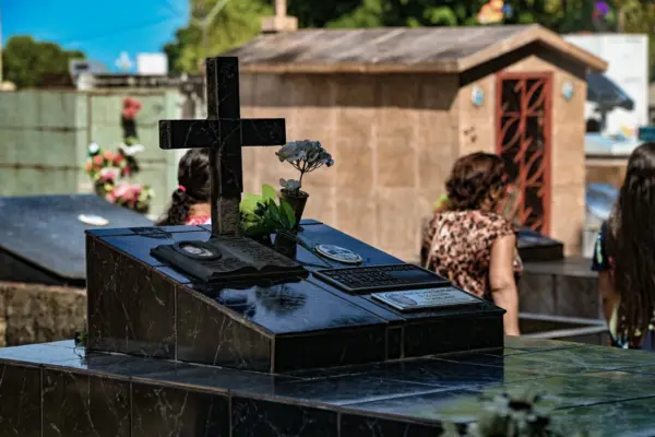 FOTOS: Famílias lotam cemitérios de Rio Branco no Dia de Finados 9 FOTOS: Famílias lotam cemitérios de Rio Branco no Dia de Finados