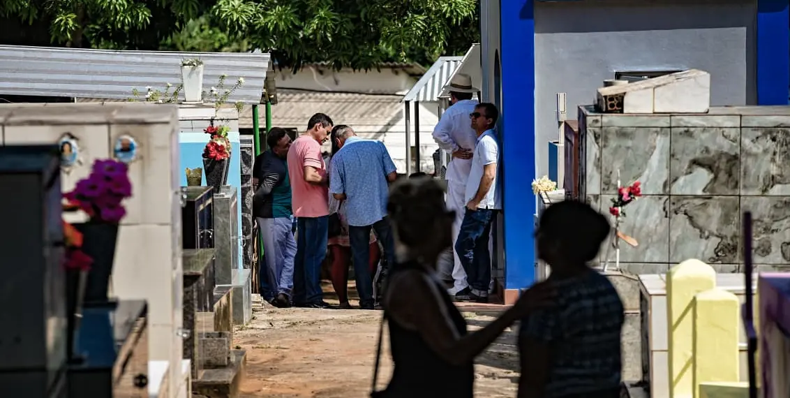FOTOS: Famílias lotam cemitérios de Rio Branco no Dia de Finados 1 Foto: Juan Vicent Diaz