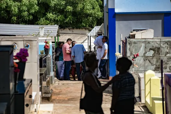 FOTOS: Famílias lotam cemitérios de Rio Branco no Dia de Finados 10 FOTOS: Famílias lotam cemitérios de Rio Branco no Dia de Finados