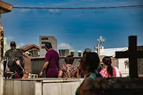 FOTOS: Famílias lotam cemitérios de Rio Branco no Dia de Finados 11 FOTOS: Famílias lotam cemitérios de Rio Branco no Dia de Finados