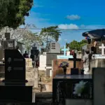 FOTOS: Famílias lotam cemitérios de Rio Branco no Dia de Finados