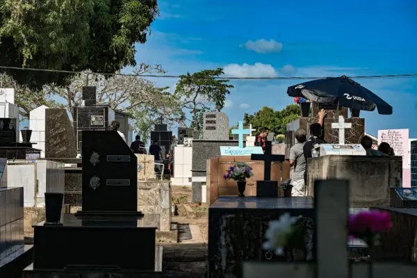 FOTOS: Famílias lotam cemitérios de Rio Branco no Dia de Finados 12 FOTOS: Famílias lotam cemitérios de Rio Branco no Dia de Finados