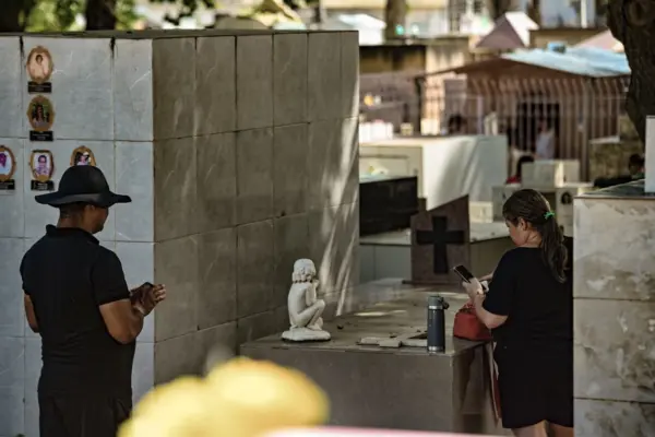 FOTOS: Famílias lotam cemitérios de Rio Branco no Dia de Finados 13 FOTOS: Famílias lotam cemitérios de Rio Branco no Dia de Finados