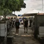 FOTOS: Famílias lotam cemitérios de Rio Branco no Dia de Finados