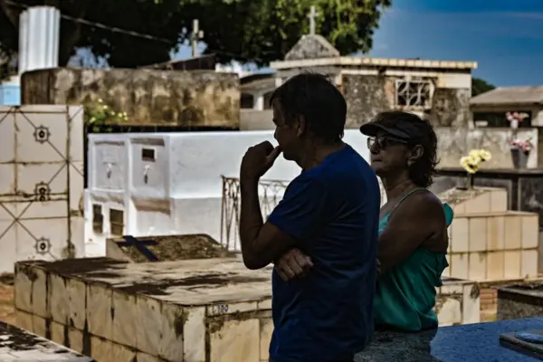 FOTOS: Famílias lotam cemitérios de Rio Branco no Dia de Finados 16 FOTOS: Famílias lotam cemitérios de Rio Branco no Dia de Finados