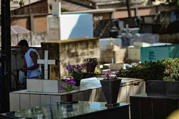 FOTOS: Famílias lotam cemitérios de Rio Branco no Dia de Finados 14 FOTOS: Famílias lotam cemitérios de Rio Branco no Dia de Finados