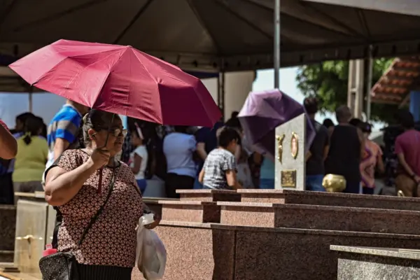 FOTOS: Famílias lotam cemitérios de Rio Branco no Dia de Finados 17 FOTOS: Famílias lotam cemitérios de Rio Branco no Dia de Finados