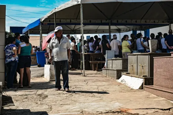 FOTOS: Famílias lotam cemitérios de Rio Branco no Dia de Finados 19 FOTOS: Famílias lotam cemitérios de Rio Branco no Dia de Finados
